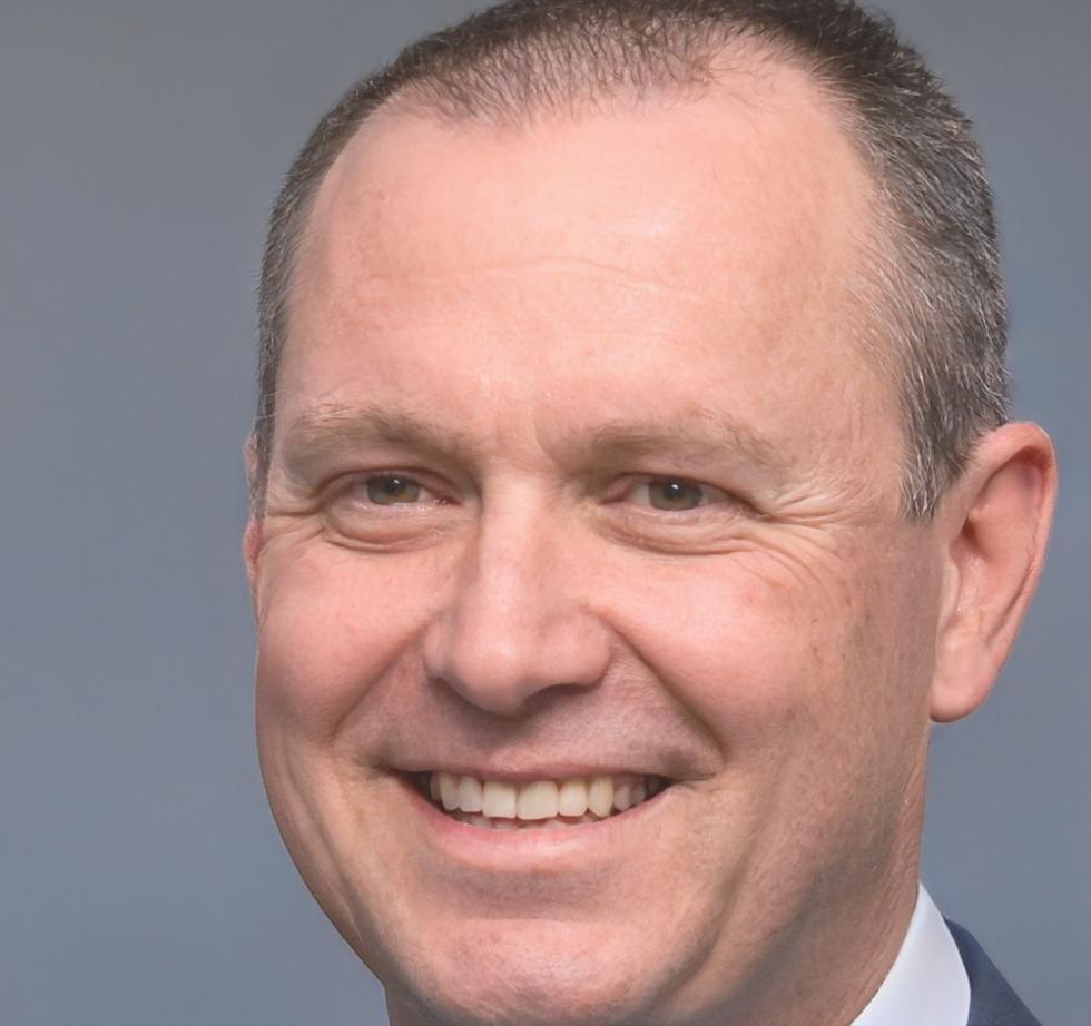 Portrait de Théo Marchand, Conseiller Budgétaire Senior